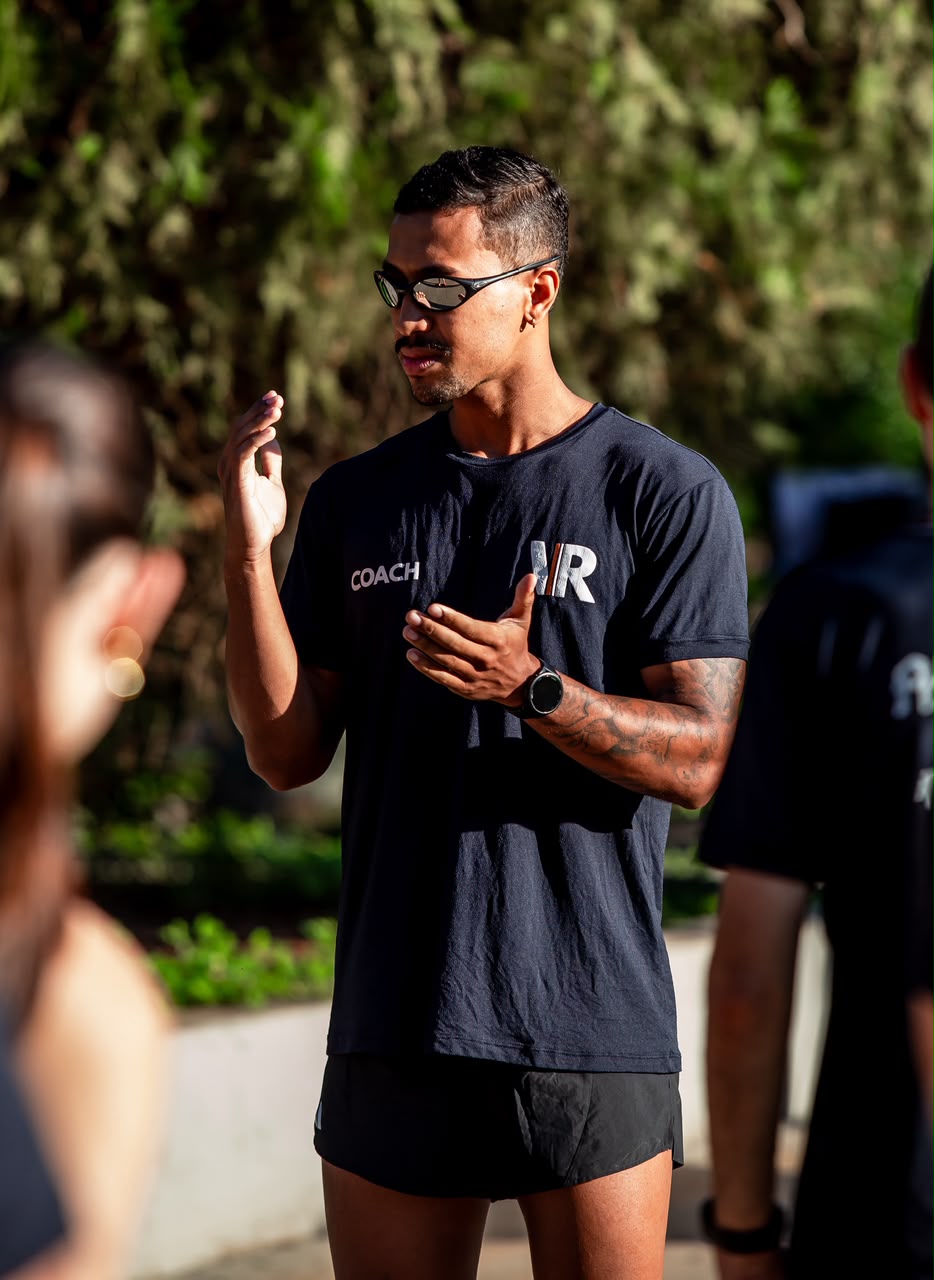 Coach Victor Rodrigues orientando alunos